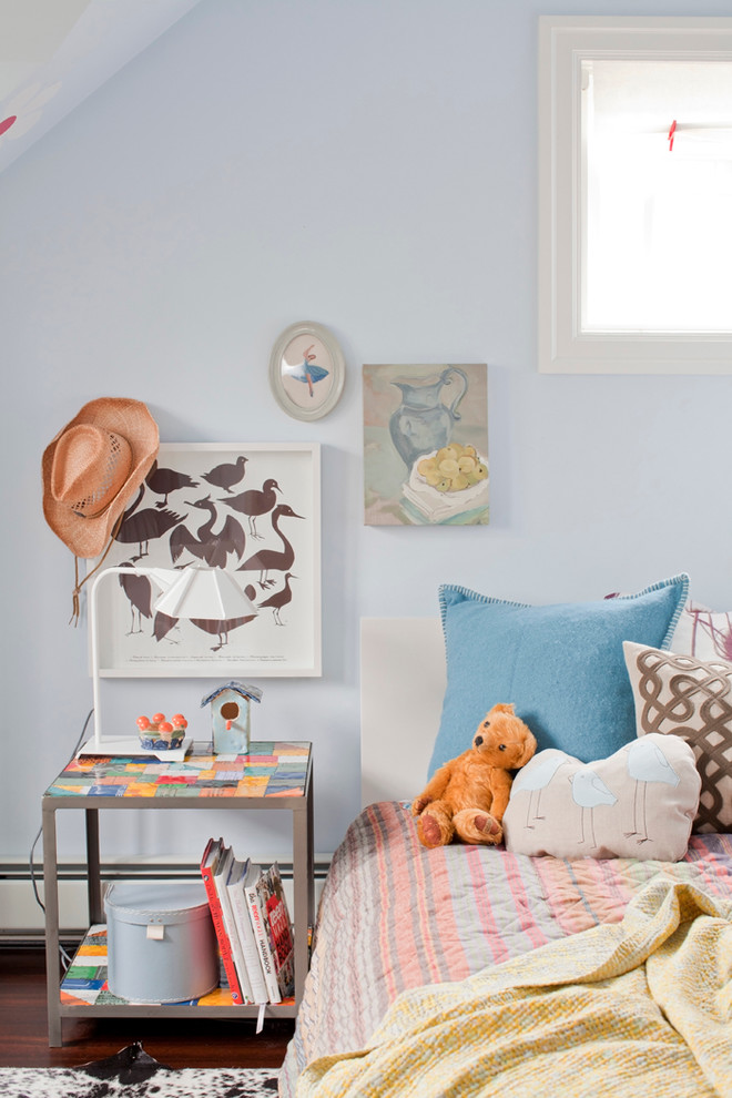 Exemple d'une chambre d'enfant tendance avec un mur bleu.