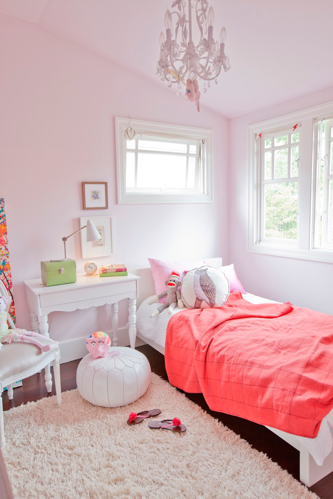 Foto de dormitorio infantil actual con paredes rosas