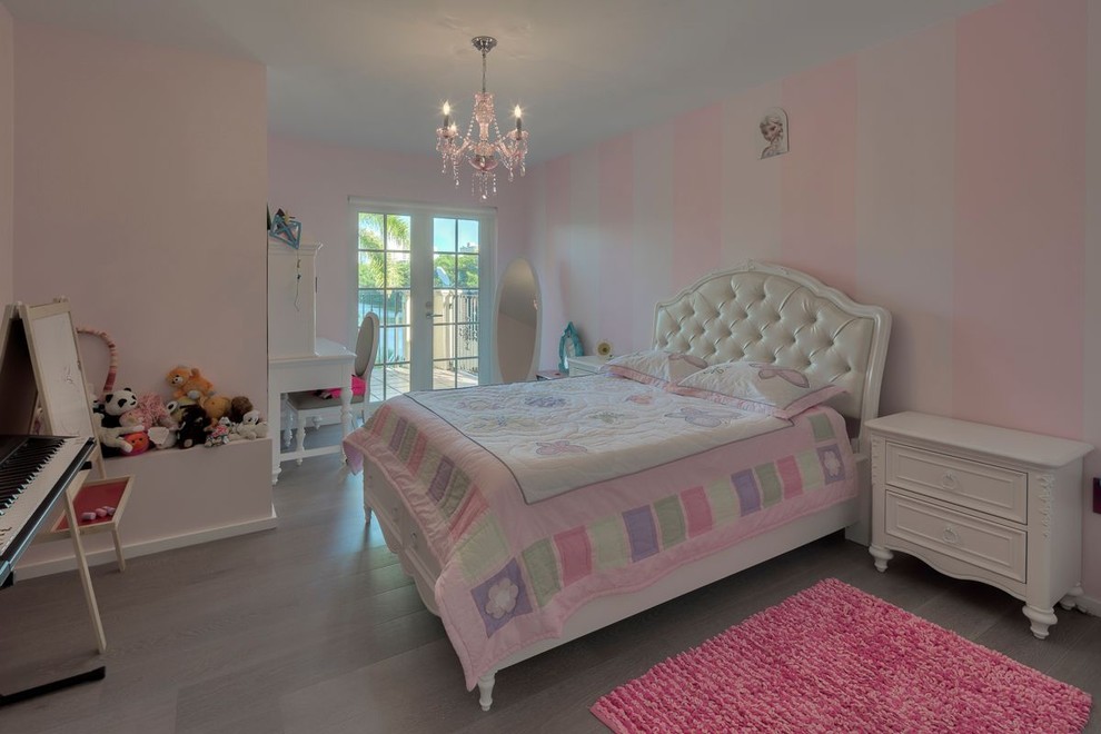 Пример оригинального дизайна: большая детская в стиле модернизм с спальным местом и розовыми стенами для ребенка от 4 до 10 лет, девочки