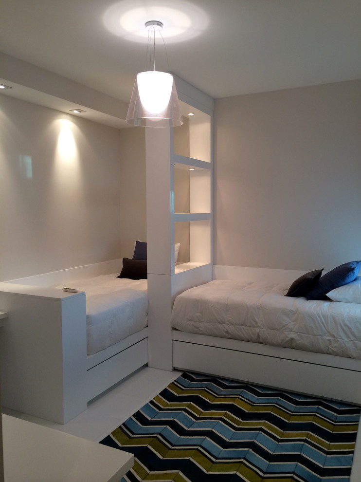 Cette photo montre une chambre d'enfant de 4 à 10 ans moderne de taille moyenne avec un mur blanc, un sol en marbre et un sol blanc.