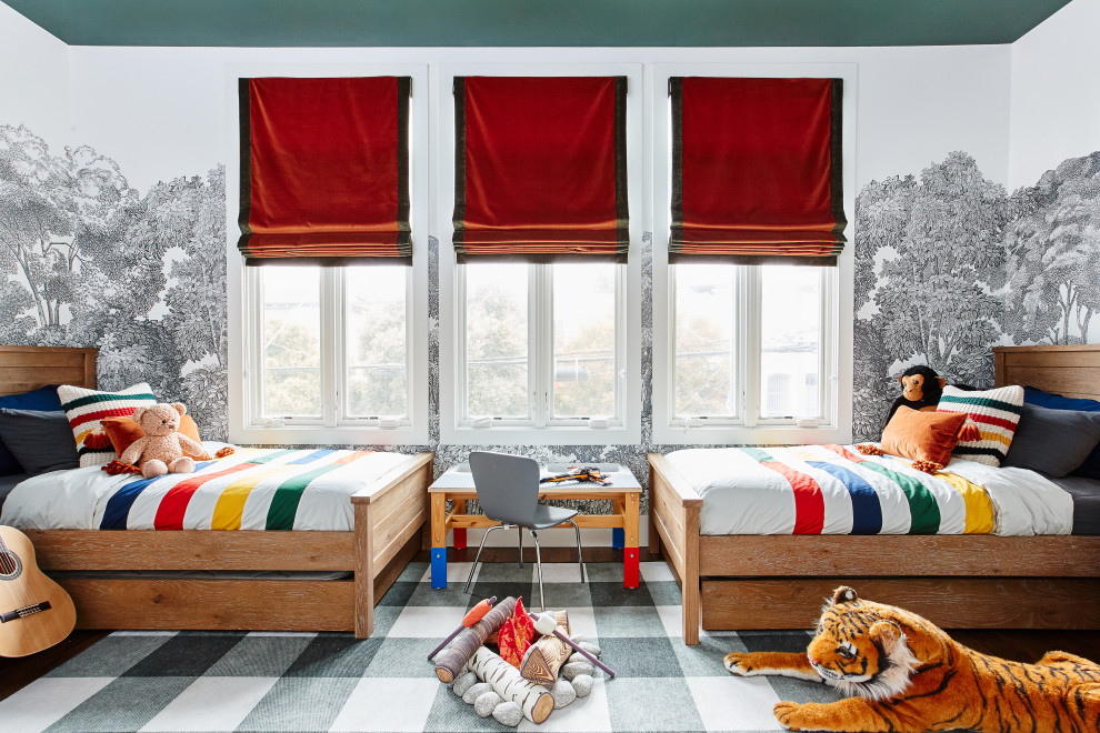 Foto de dormitorio infantil de 4 a 10 años bohemio de tamaño medio con paredes grises, suelo de madera en tonos medios y papel pintado
