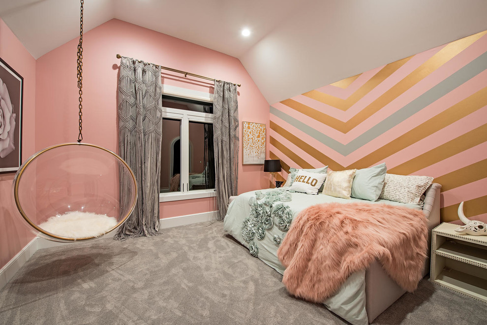 Bild på ett mellanstort vintage barnrum kombinerat med sovrum, med flerfärgade väggar, heltäckningsmatta och grått golv
