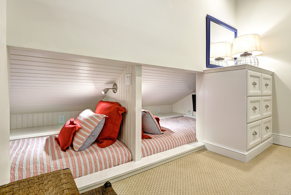 Idéer för små maritima könsneutrala barnrum kombinerat med sovrum, med vita väggar, heltäckningsmatta och beiget golv