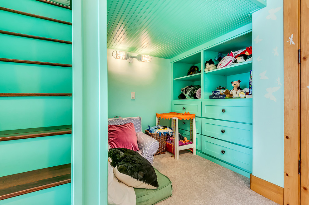 Idée de décoration pour une chambre d'enfant de 4 à 10 ans tradition de taille moyenne avec un mur bleu, moquette et un sol beige.