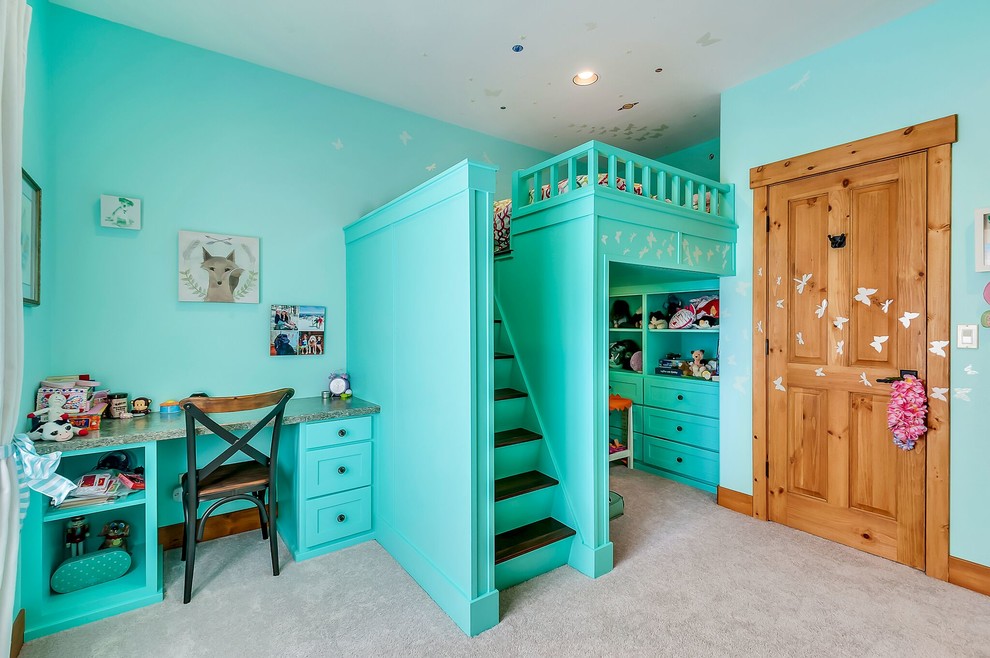 Foto de dormitorio infantil de 4 a 10 años clásico de tamaño medio con paredes azules, moqueta y suelo beige