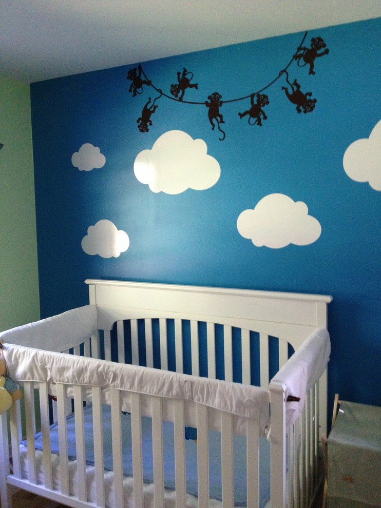 Cette photo montre une chambre de bébé chic.