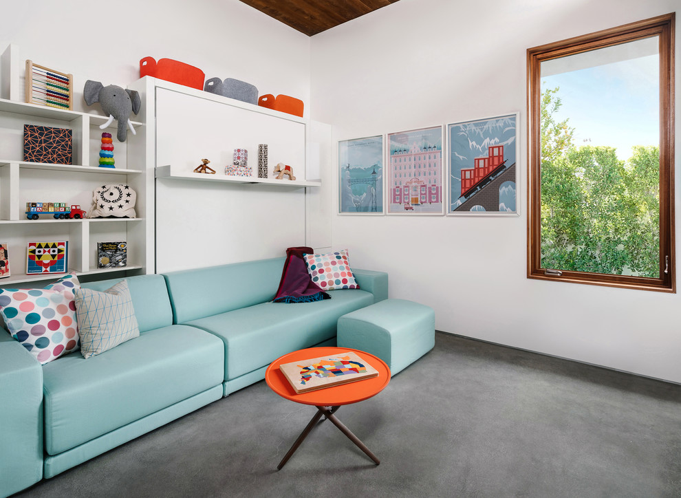 Neutrales Modernes Kinderzimmer mit Schlafplatz, weißer Wandfarbe, Betonboden und grauem Boden in Sonstige