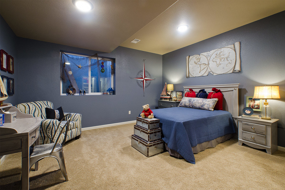 Idéer för att renovera ett maritimt pojkrum kombinerat med sovrum och för 4-10-åringar, med blå väggar och heltäckningsmatta