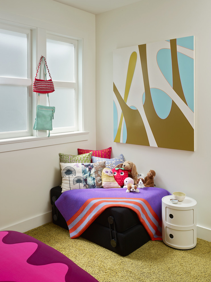 На фото: детская среднего размера в современном стиле с спальным местом, белыми стенами и ковровым покрытием для ребенка от 4 до 10 лет, девочки