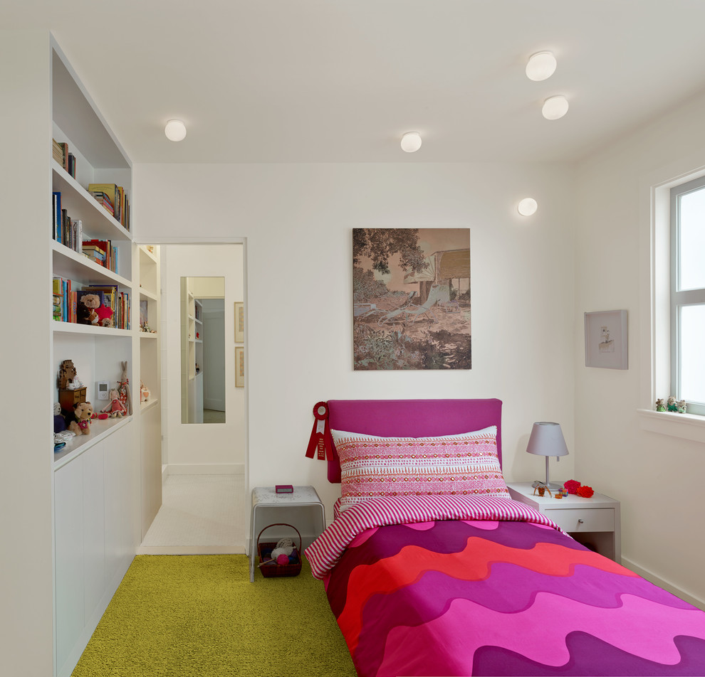 На фото: детская в современном стиле с спальным местом, белыми стенами, ковровым покрытием и зеленым полом для ребенка от 4 до 10 лет, девочки