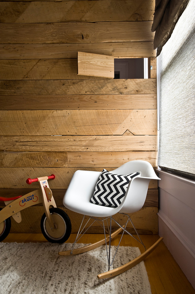 Cette photo montre une chambre d'enfant montagne avec un sol en bois brun.