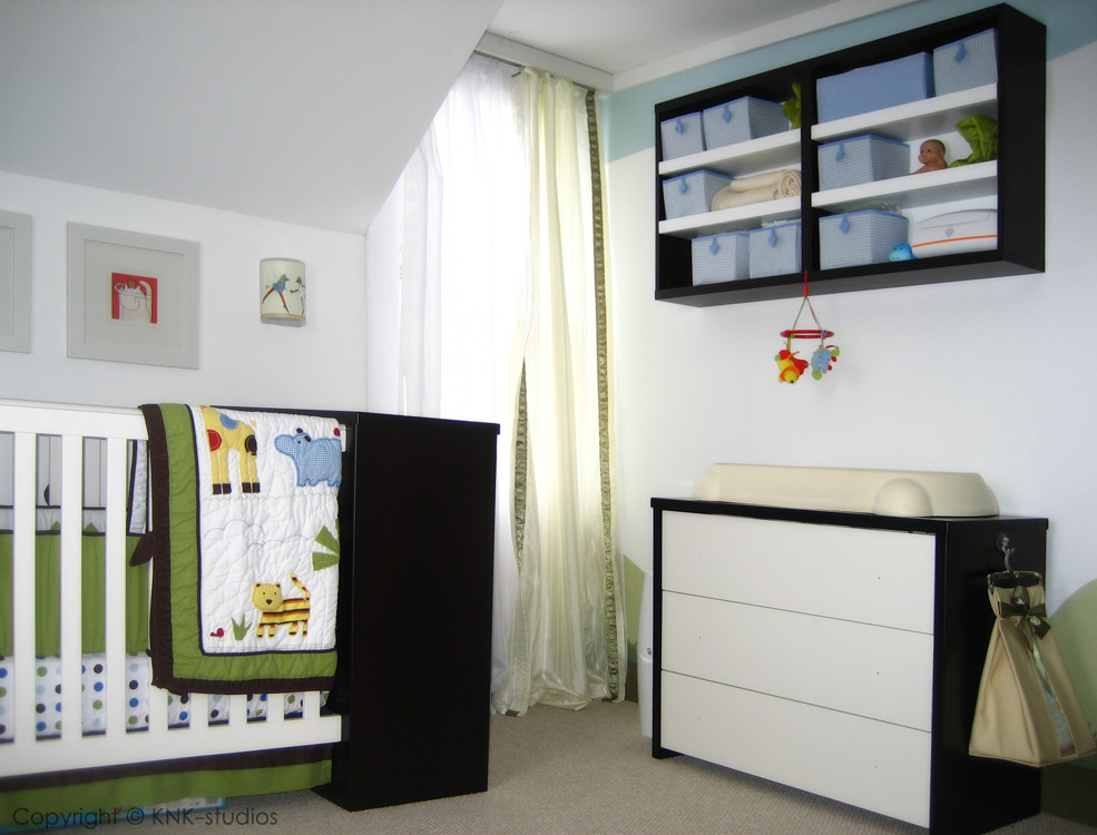 На фото: комната для малыша в современном стиле