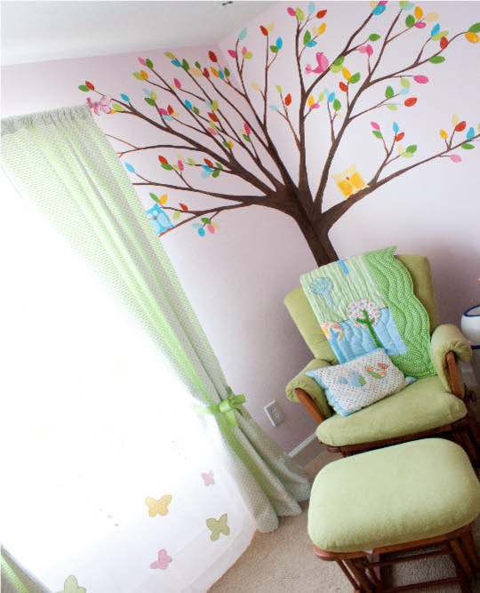 Immagine di una cameretta per bambini moderna di medie dimensioni con pareti rosa
