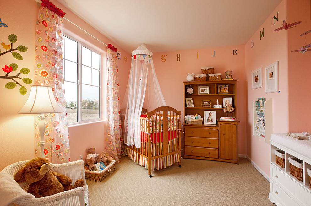 Diseño de dormitorio infantil de 1 a 3 años ecléctico pequeño con paredes rosas y moqueta