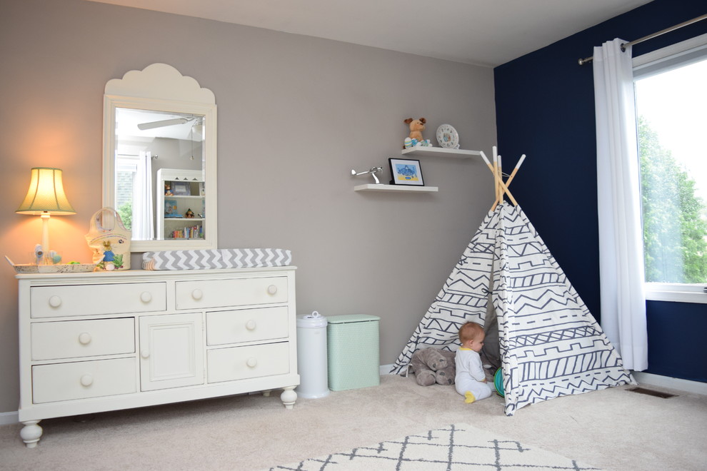 Пример оригинального дизайна: большая детская в классическом стиле с спальным местом, разноцветными стенами, ковровым покрытием и бежевым полом для ребенка от 1 до 3 лет, мальчика