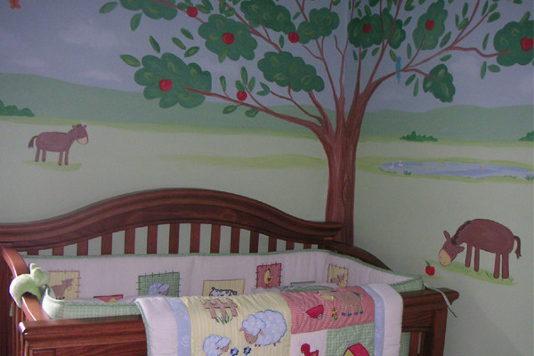 Diseño de dormitorio infantil de 1 a 3 años tradicional de tamaño medio con paredes multicolor y suelo de madera clara