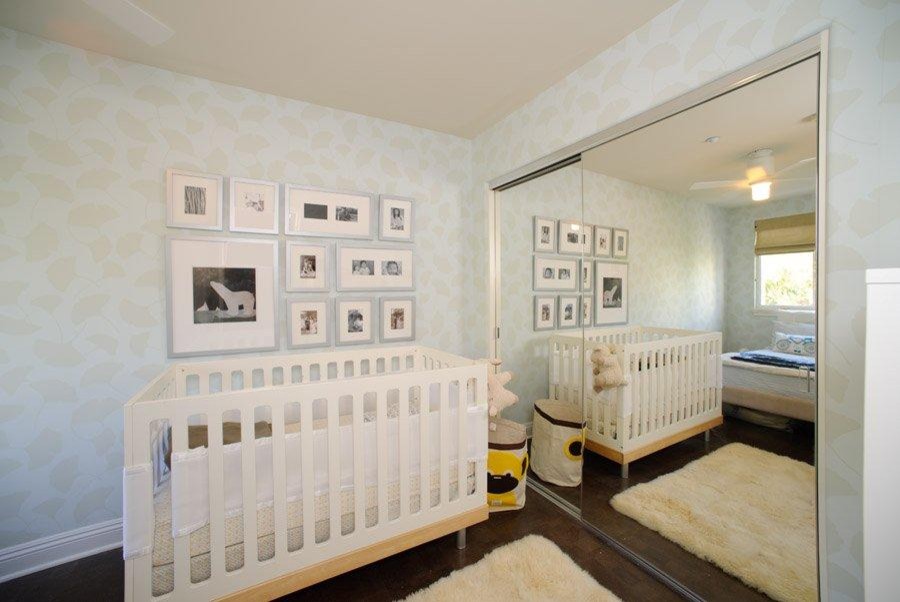 Exemple d'une chambre de bébé moderne.