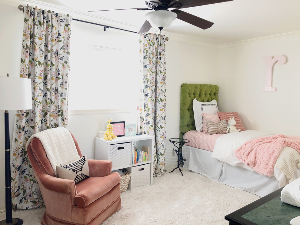 Mittelgroßes Retro Mädchenzimmer mit Schlafplatz, weißer Wandfarbe und Teppichboden in Oklahoma City
