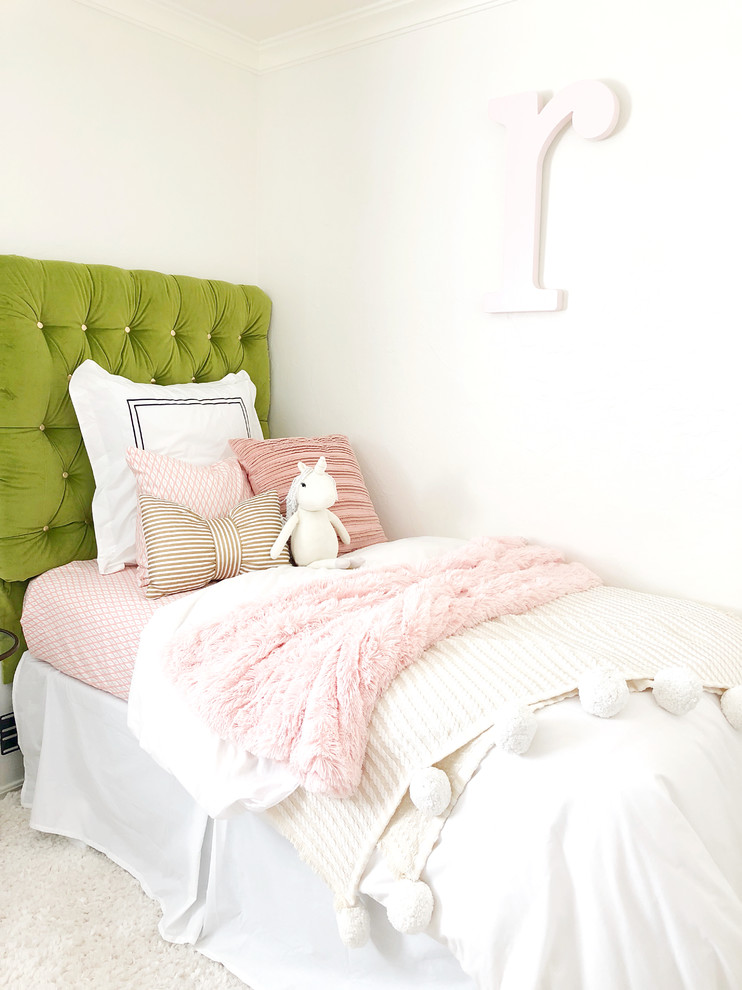 Пример оригинального дизайна: детская среднего размера в стиле ретро с спальным местом, белыми стенами и ковровым покрытием для ребенка от 1 до 3 лет, девочки