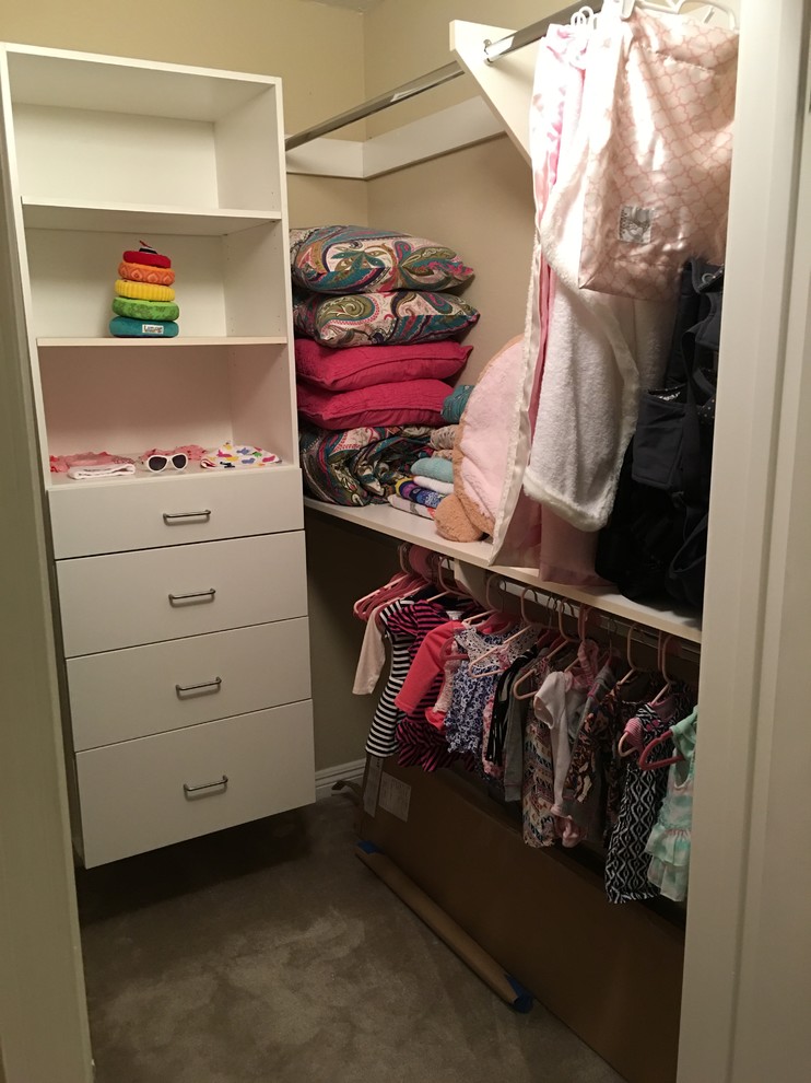 Foto de armario y vestidor clásico renovado de tamaño medio con moqueta y suelo gris