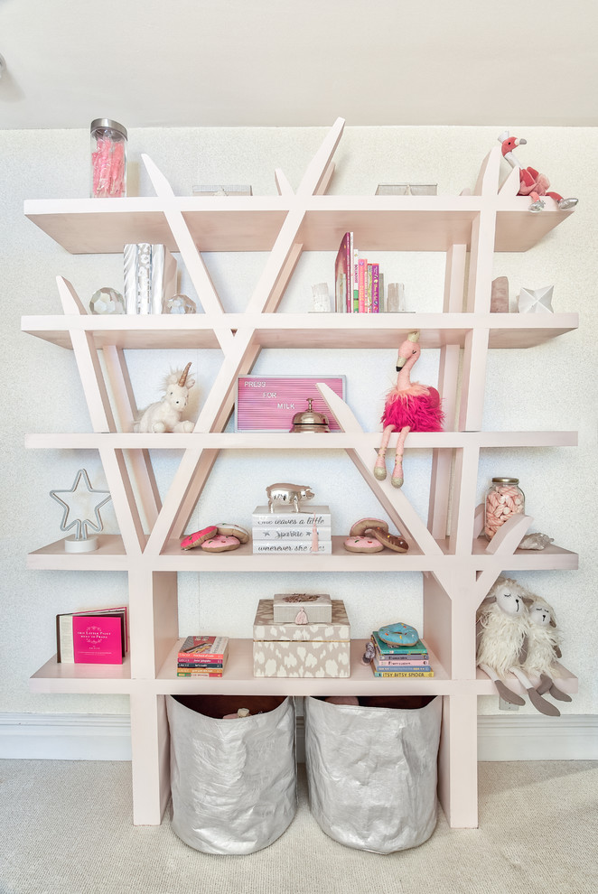 Immagine di una cameretta per bambini da 1 a 3 anni moderna di medie dimensioni con pareti rosa, moquette e pavimento bianco