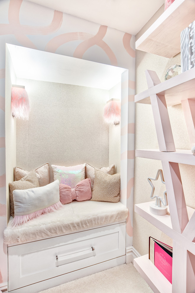 Idéer för ett mellanstort modernt barnrum kombinerat med sovrum, med rosa väggar, heltäckningsmatta och vitt golv