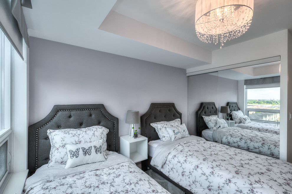 Bild på ett litet funkis flickrum kombinerat med sovrum, med lila väggar, mellanmörkt trägolv och grått golv
