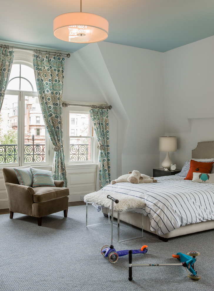 Bild på ett stort eklektiskt könsneutralt barnrum kombinerat med sovrum och för 4-10-åringar, med vita väggar, heltäckningsmatta och grått golv