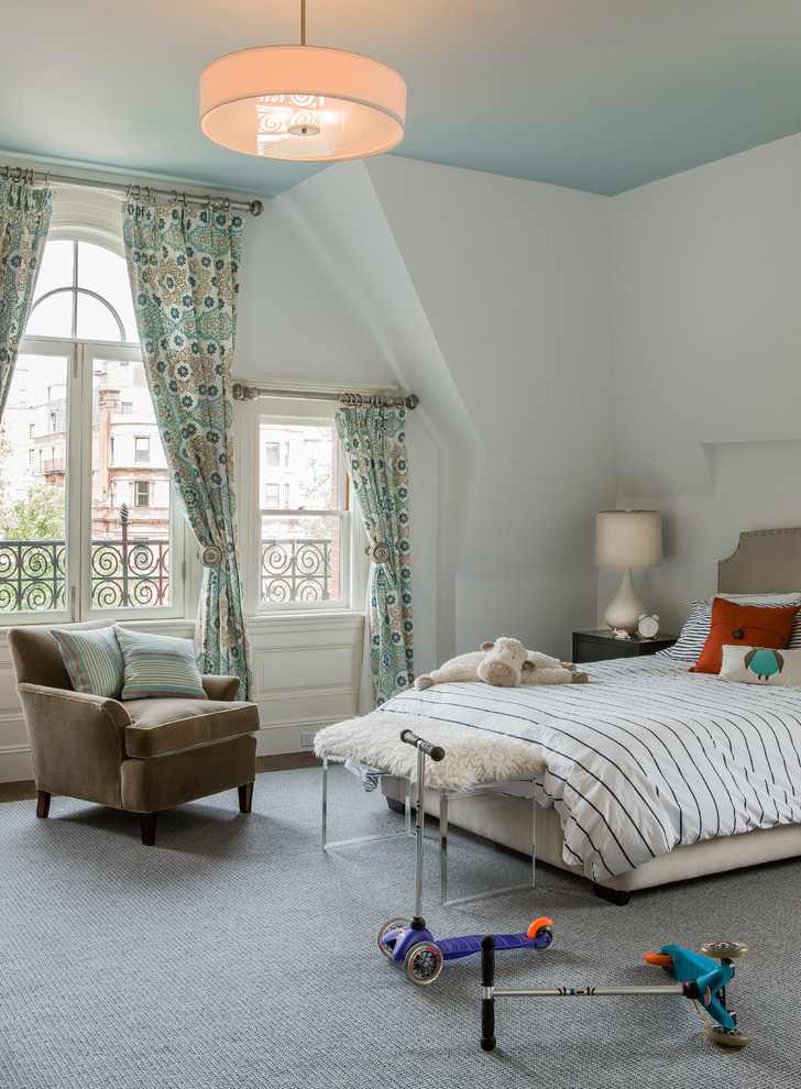 Cette image montre une grande chambre d'enfant de 4 à 10 ans bohème avec un mur blanc, moquette et un sol gris.