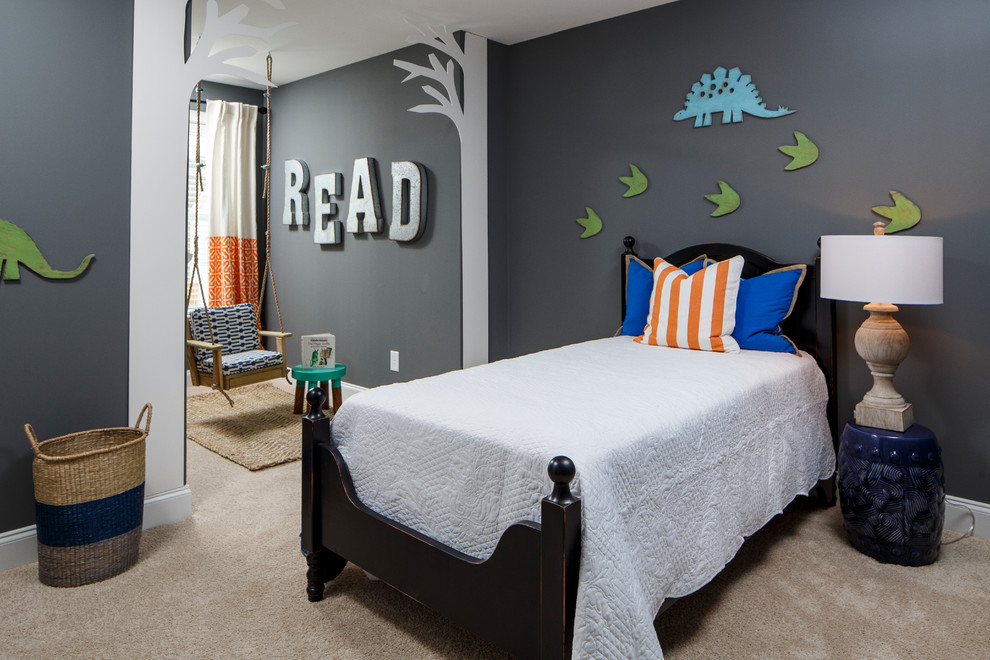 Inspiration för klassiska pojkrum kombinerat med sovrum och för 4-10-åringar, med grå väggar och heltäckningsmatta