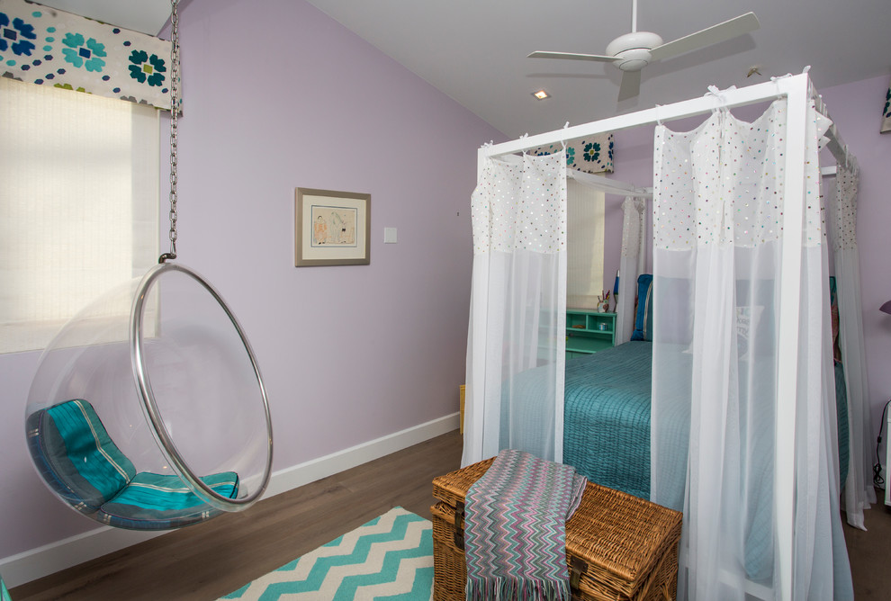 Foto di una cameretta per bambini da 4 a 10 anni stile marino con pareti viola e parquet chiaro