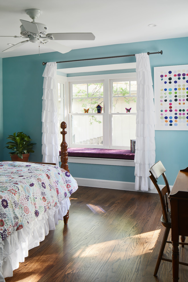 Cette photo montre une chambre d'enfant de 4 à 10 ans tendance de taille moyenne avec un mur bleu, parquet foncé et un sol marron.