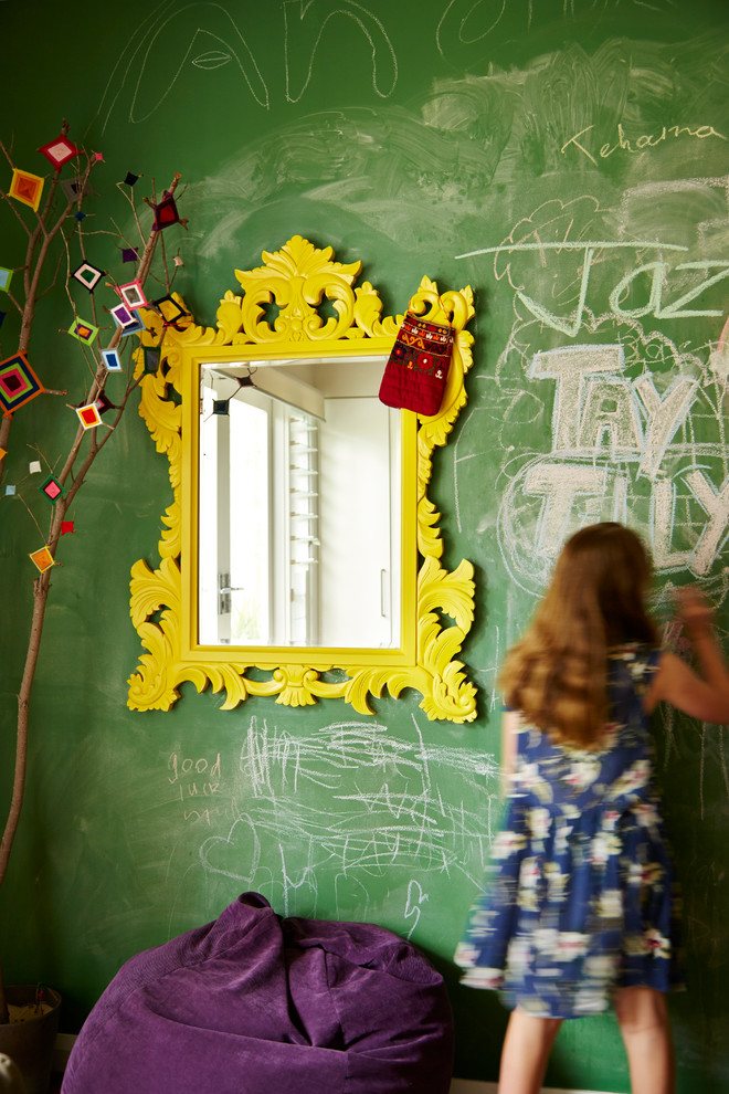 Idéer för att renovera ett mellanstort amerikanskt könsneutralt barnrum kombinerat med lekrum och för 4-10-åringar, med gröna väggar, mellanmörkt trägolv och brunt golv
