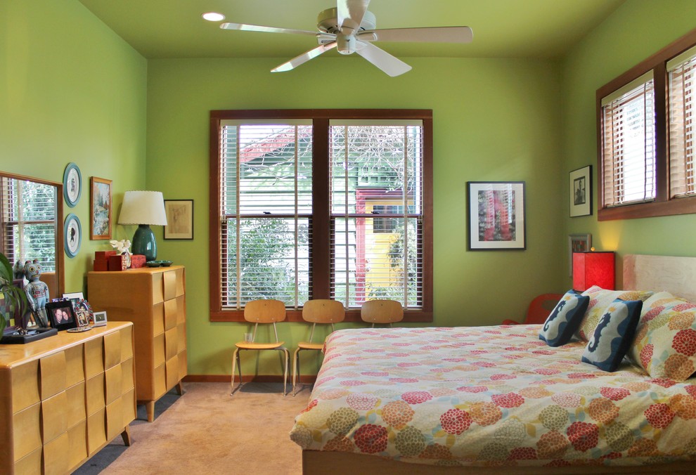 Idéer för att renovera ett eklektiskt könsneutralt tonårsrum kombinerat med sovrum, med gröna väggar och heltäckningsmatta