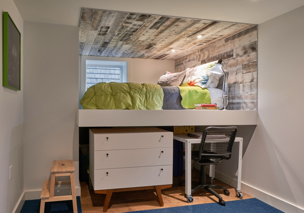 Imagen de dormitorio infantil actual con paredes grises, suelo de madera en tonos medios y suelo marrón