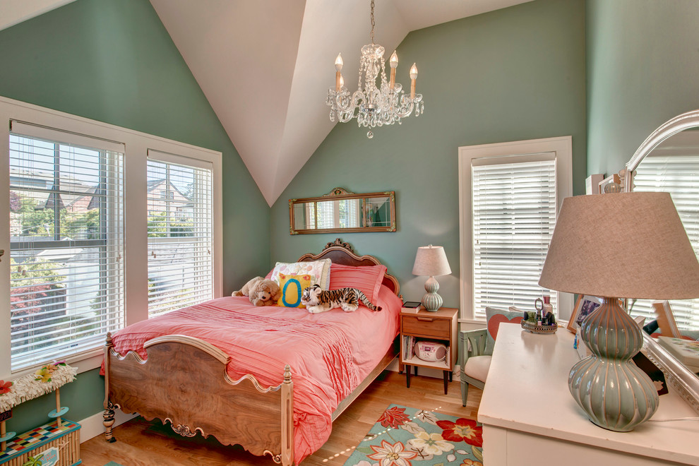 Imagen de dormitorio infantil de 4 a 10 años tradicional de tamaño medio con paredes verdes y suelo de madera clara