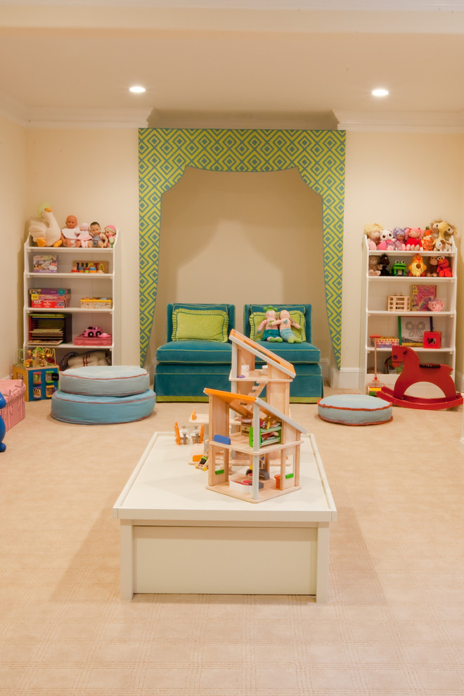 Foto på ett eklektiskt könsneutralt småbarnsrum kombinerat med lekrum, med heltäckningsmatta och beige väggar