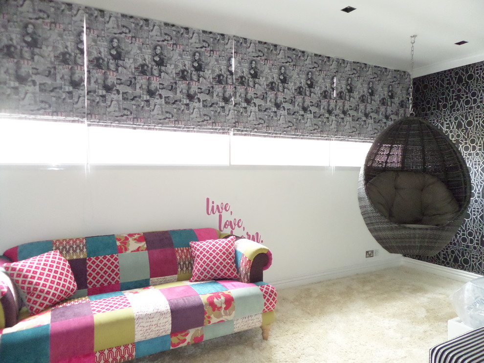 Idee per una cameretta per bambini shabby-chic style di medie dimensioni con pareti multicolore, moquette e pavimento beige