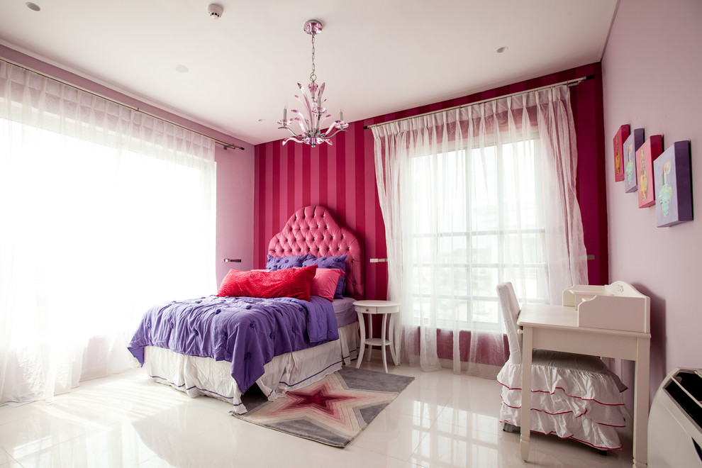 Idéer för ett stort modernt flickrum kombinerat med sovrum och för 4-10-åringar, med flerfärgade väggar