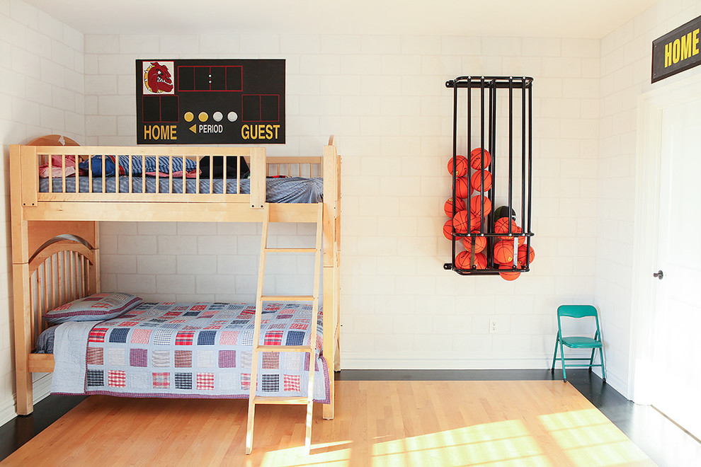 Réalisation d'une chambre d'enfant de 4 à 10 ans design avec un mur blanc, parquet clair et un lit superposé.