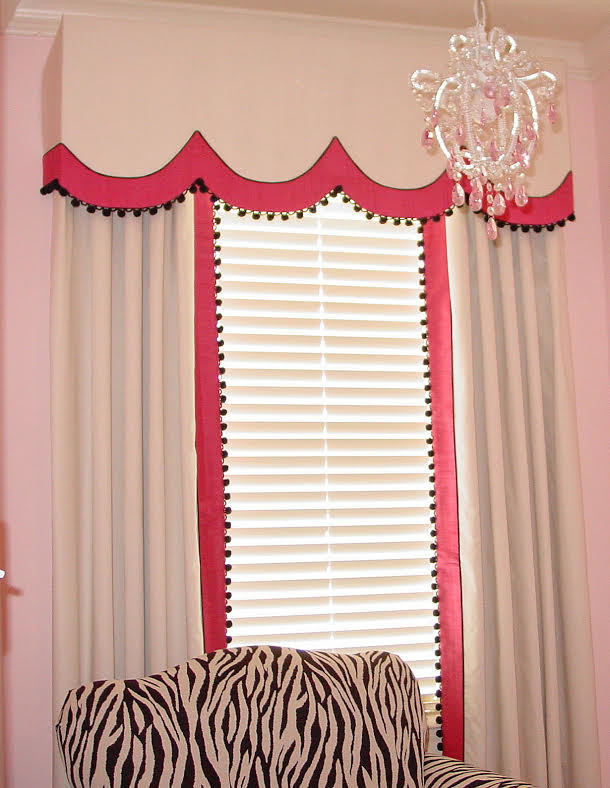 На фото: детская среднего размера в классическом стиле с спальным местом и розовыми стенами для подростка, девочки