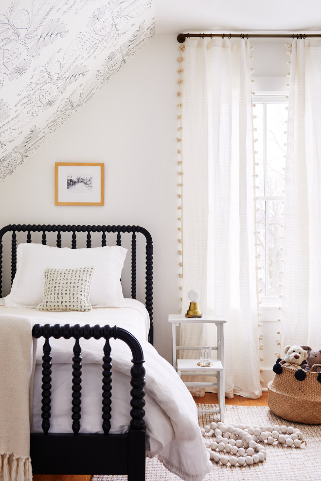 Imagen de dormitorio infantil clásico pequeño con suelo de madera en tonos medios
