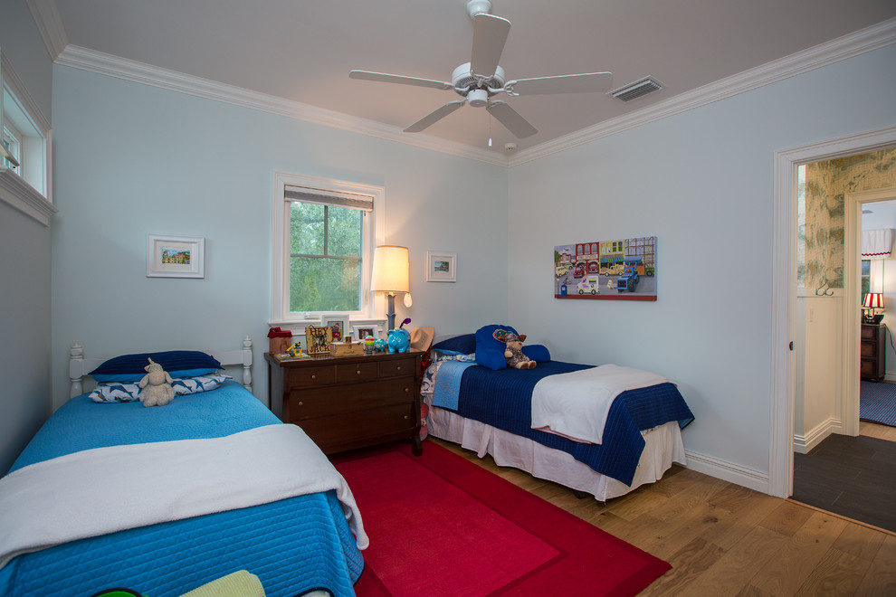 Inspiration för ett mellanstort maritimt könsneutralt barnrum kombinerat med sovrum och för 4-10-åringar, med blå väggar och mellanmörkt trägolv