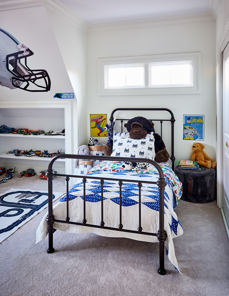 Источник вдохновения для домашнего уюта: детская в стиле неоклассика (современная классика) с спальным местом, белыми стенами, ковровым покрытием и серым полом для мальчика