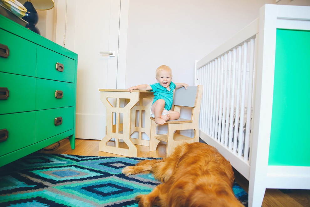 Foto de dormitorio infantil de 1 a 3 años minimalista pequeño con paredes blancas y suelo de madera clara