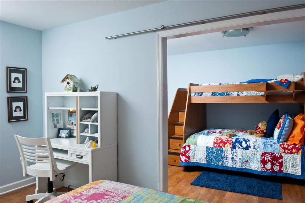 Aménagement d'une chambre neutre de 4 à 10 ans contemporaine avec un mur bleu, un sol en bois brun et un lit superposé.