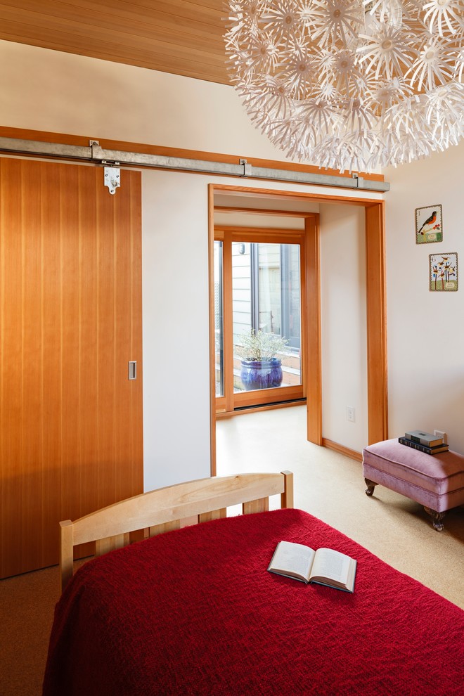 Aménagement d'une chambre d'enfant de 4 à 10 ans moderne de taille moyenne avec un mur blanc et un sol en liège.