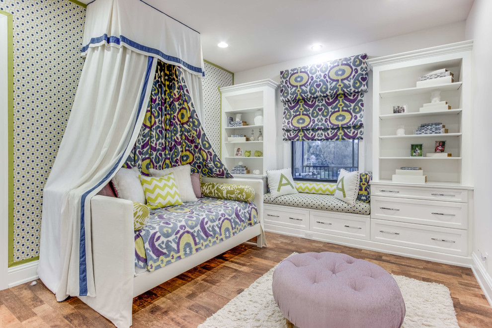 Klassisches Mädchenzimmer mit Schlafplatz, weißer Wandfarbe, dunklem Holzboden und braunem Boden in Miami
