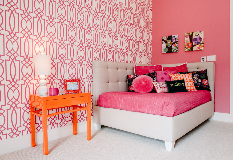 Inspiration för moderna barnrum kombinerat med sovrum, med heltäckningsmatta och flerfärgade väggar