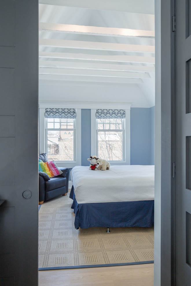 Mittelgroßes Modernes Mädchenzimmer mit Schlafplatz, weißer Wandfarbe und hellem Holzboden in Toronto